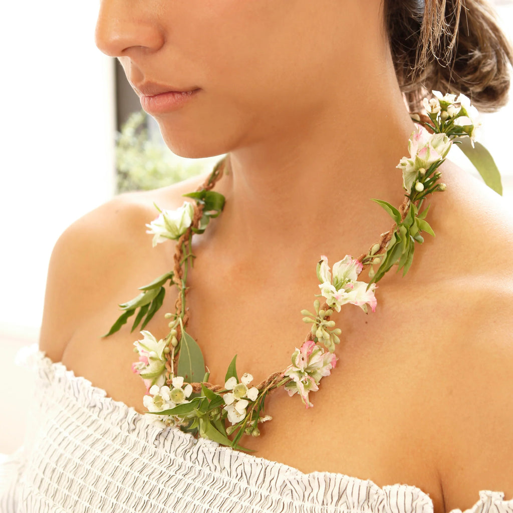 Huckleberry Fresh Flower Necklace by Kikkerland