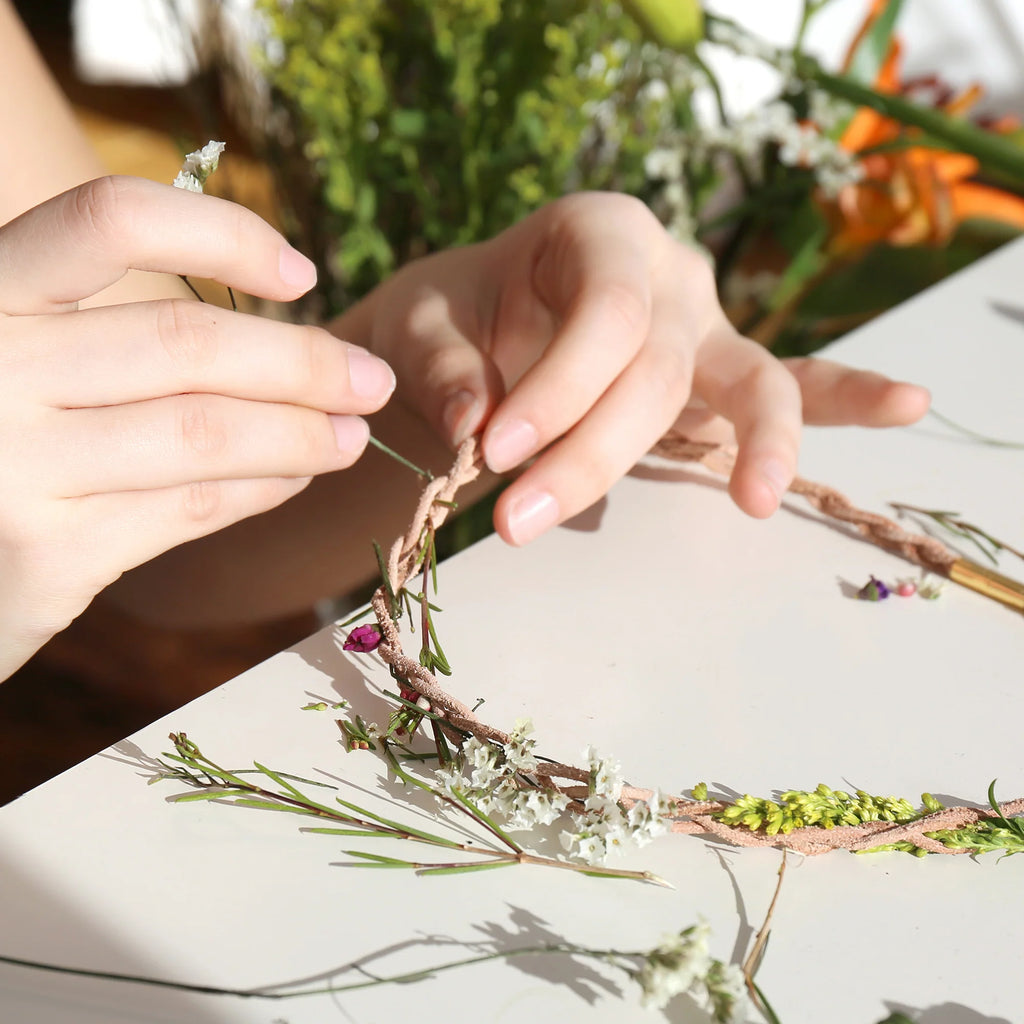 Huckleberry Fresh Flower Necklace by Kikkerland